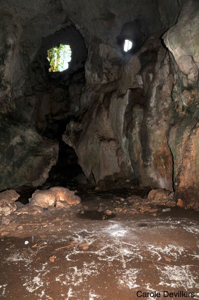 Vévé à l'intérieur d'une Grotte